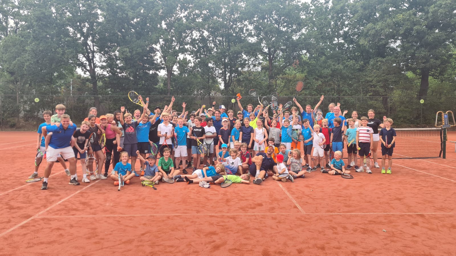 prof voor een week tenniskamp<br />
tennisevent<br />
tenniskids<br />
sportdag